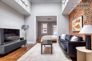 118 Christopher St in New York, NY - Building Photo