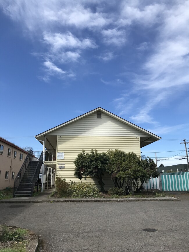 1172 Chambers St, Unit 6 in Eugene, OR - Foto de edificio - Building Photo