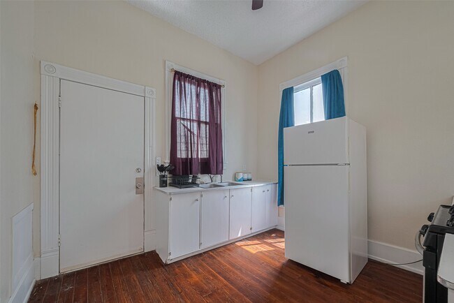 1724 Postoffice St-Unit -4 in Galveston, TX - Building Photo - Building Photo