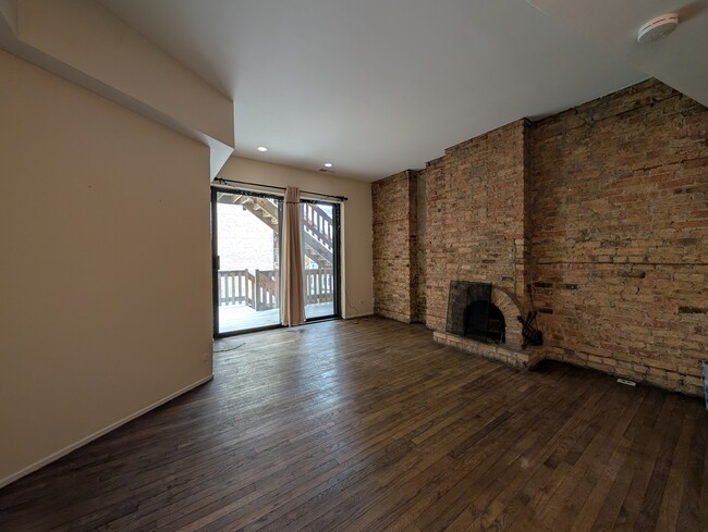 600 W Surf St, Unit 3 in Chicago, IL - Foto de edificio - Building Photo