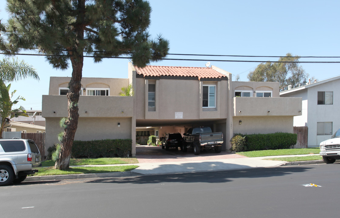 1521 Alabama St in Huntington Beach, CA - Building Photo