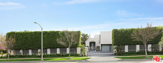 801 N Rexford Dr in Beverly Hills, CA - Building Photo - Building Photo