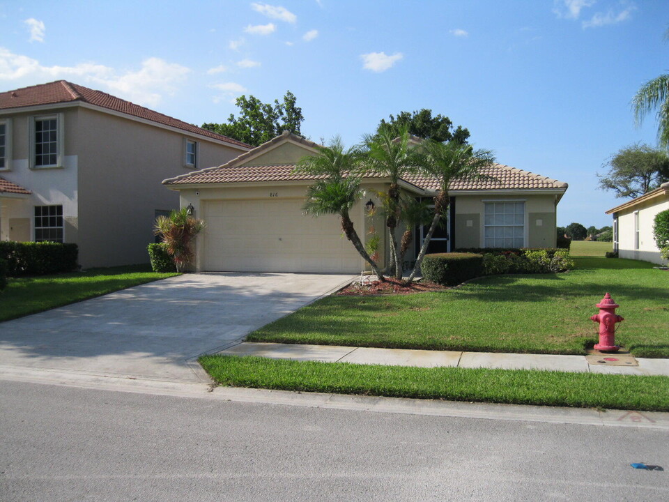 816 NW Greenwich Ct in Port St. Lucie, FL - Building Photo