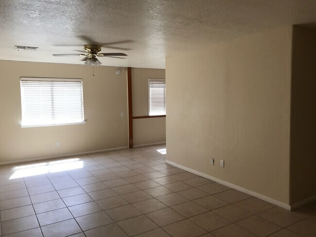 5717 W Auborn Ave in Las Vegas, NV - Building Photo - Building Photo