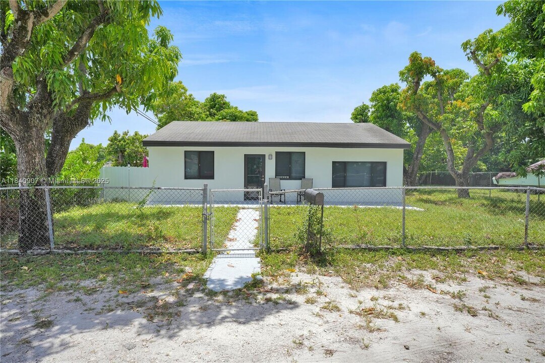 10424 NW 33rd Ave in Miami, FL - Building Photo