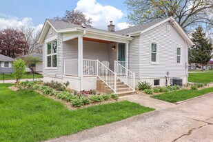 102 E 56th St in Westmont, IL - Building Photo