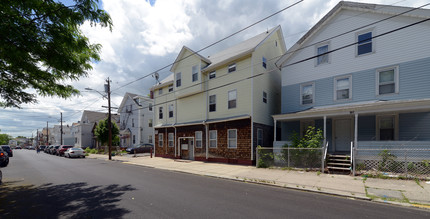 105 Hedley Ave in Central Falls, RI - Foto de edificio - Building Photo