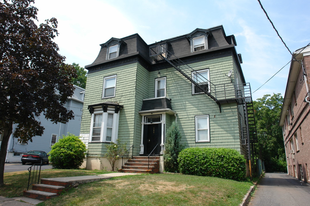 111 W Grand St in Elizabeth, NJ - Building Photo