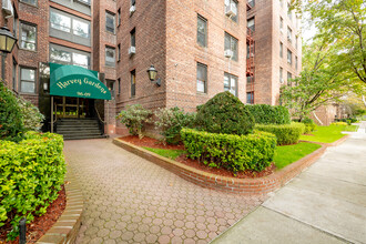 9609 67th Ave in Rego Park, NY - Foto de edificio - Building Photo