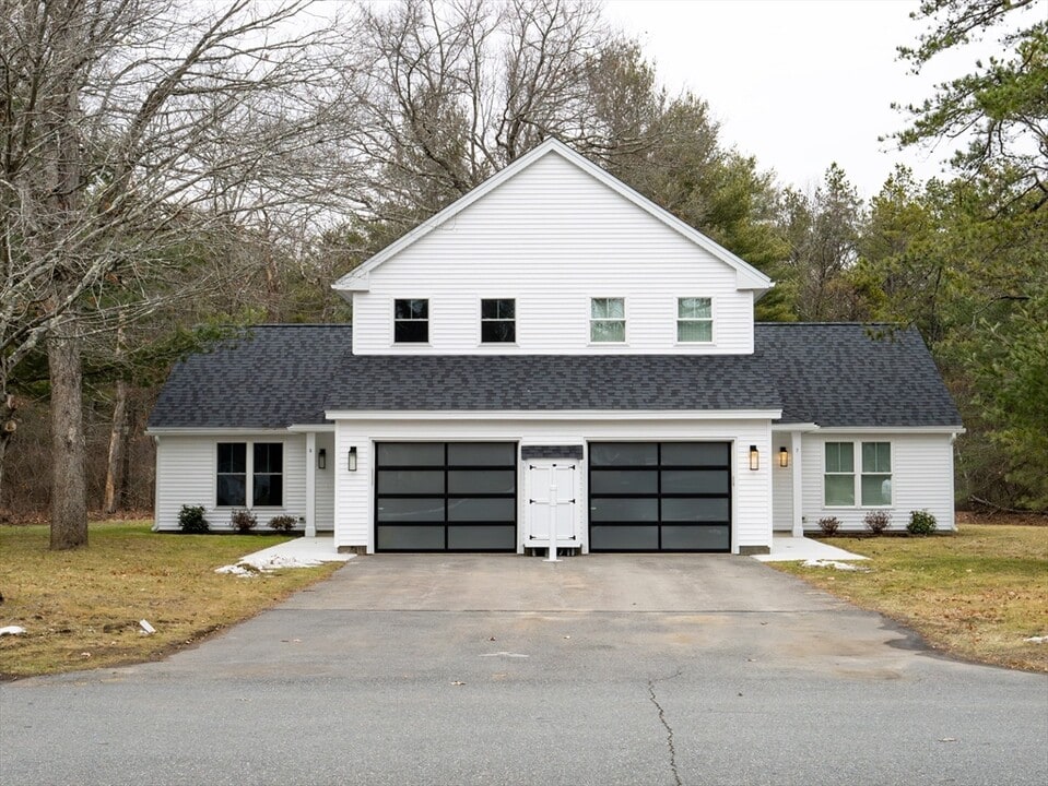 5 Barracks Rd in Hudson, MA - Building Photo
