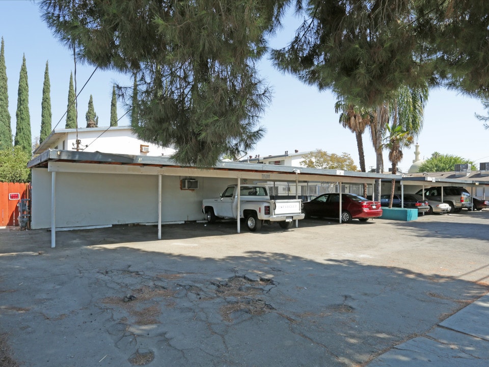 4301 E Sierra Madre Ave in Fresno, CA - Foto de edificio