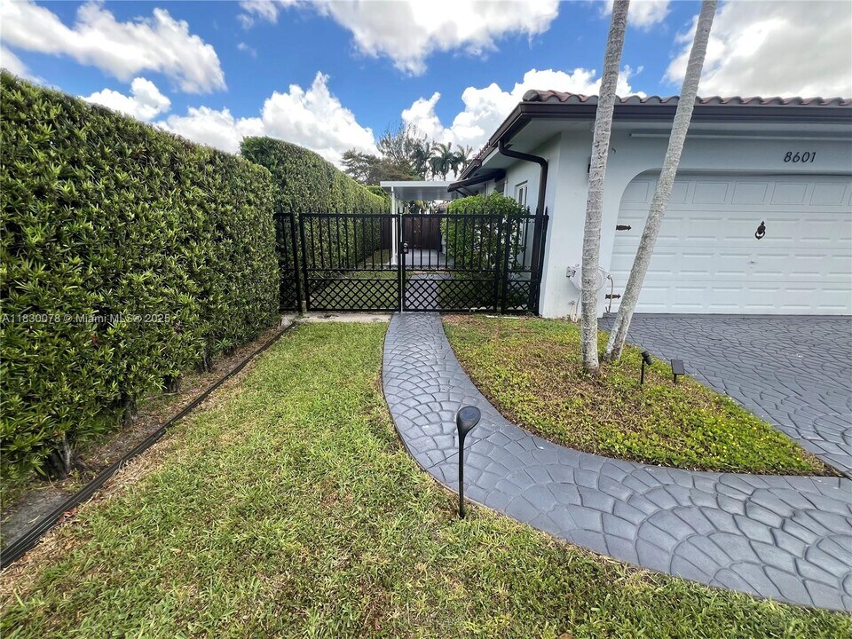 8601 SW 4th St in Miami, FL - Building Photo