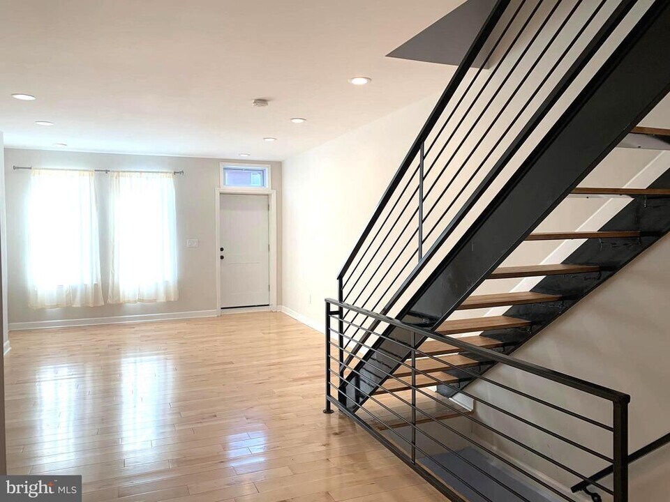 2923 W Thompson St in Philadelphia, PA - Building Photo