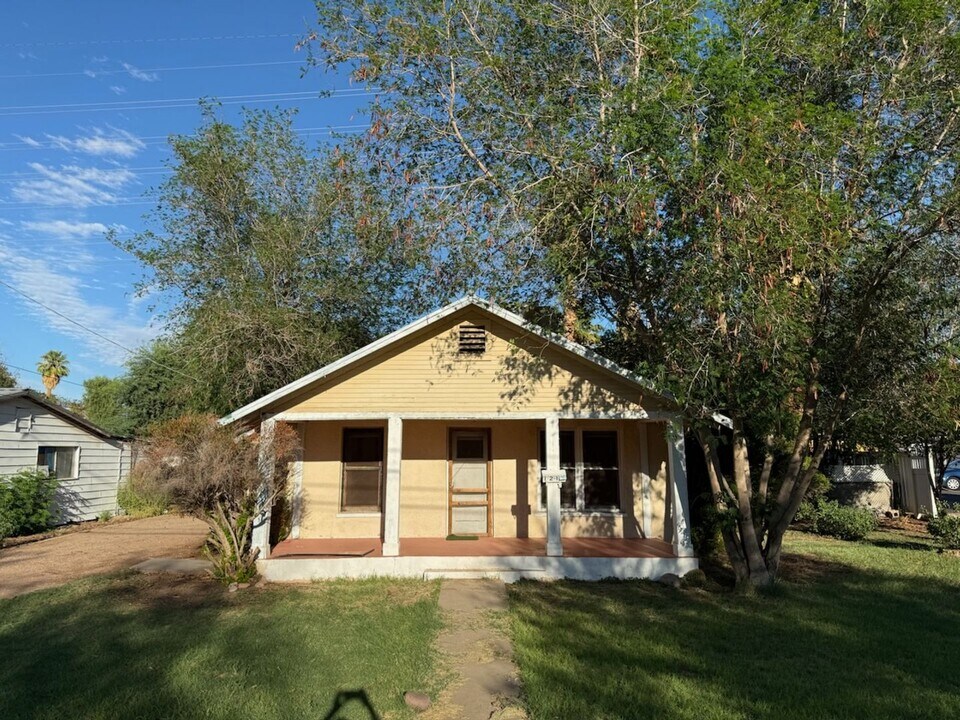 1215 S Farmer Ave in Tempe, AZ - Building Photo