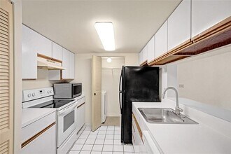 9901 Westview Dr, Unit 325 in Coral Springs, FL - Foto de edificio - Building Photo