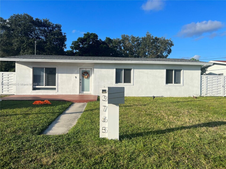 3765 NW 176th St in Miami Gardens, FL - Building Photo