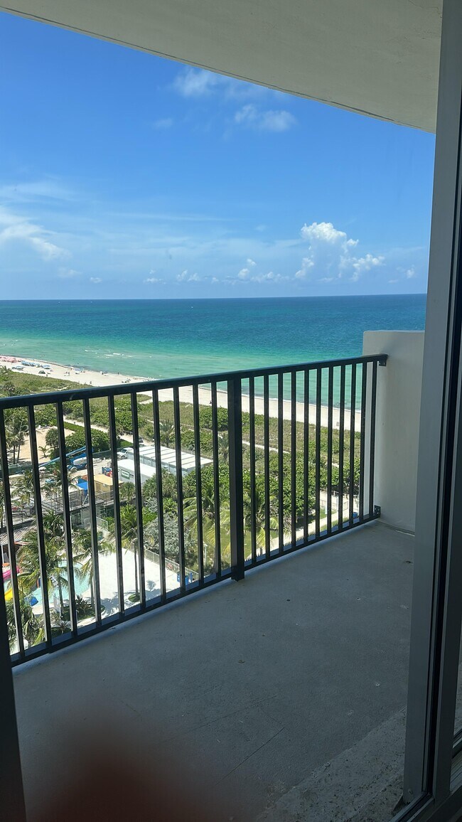 9273 Collins Ave, Unit 1107 in Surfside, FL - Building Photo - Building Photo