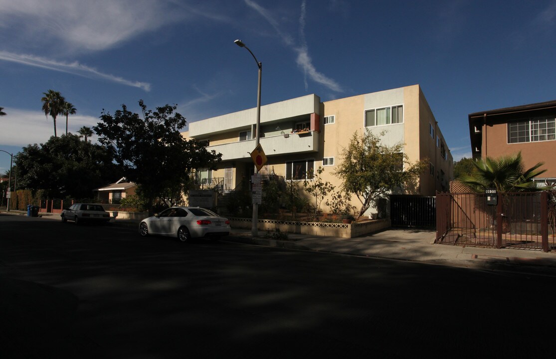 6643 De Longpre Ave in Los Angeles, CA - Foto de edificio