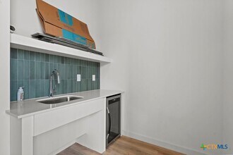 1208 N Academy Ave in New Braunfels, TX - Foto de edificio - Building Photo