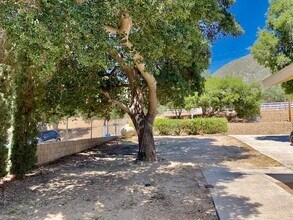 39216 San Francisquito Canyon Rd in Santa Clarita, CA - Foto de edificio - Building Photo