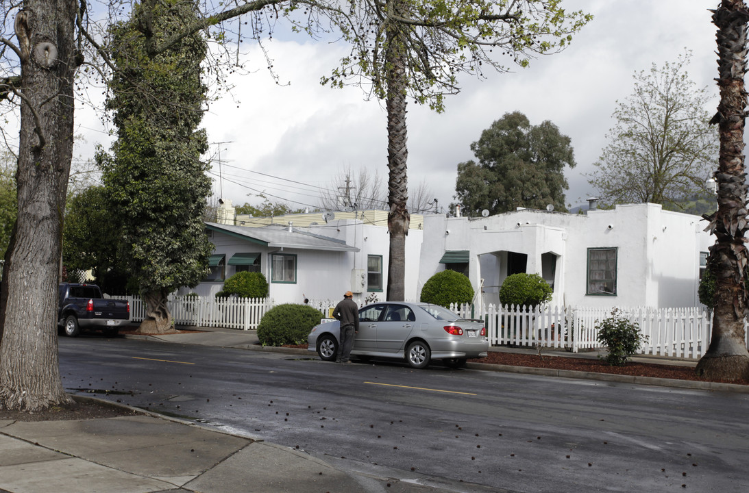 906 Washington St in Calistoga, CA - Foto de edificio