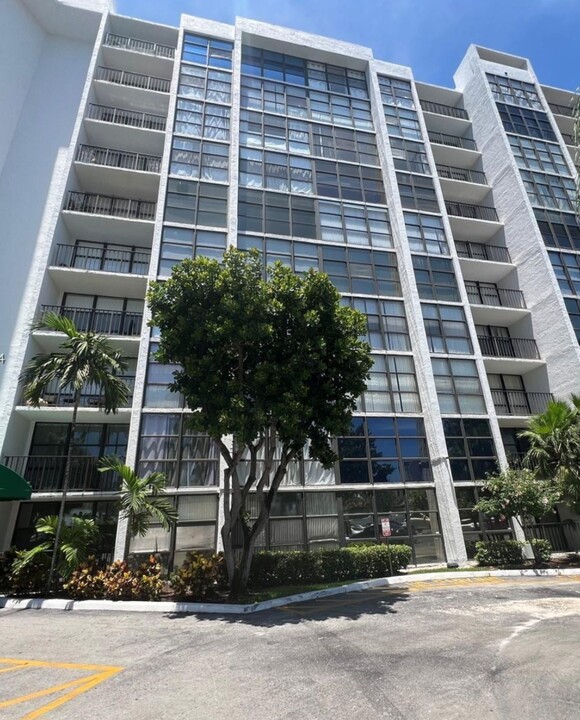 1000 Parkview Dr, Unit 517 in Hallandale Beach, FL - Building Photo