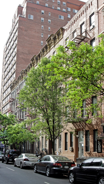 344 E 65th St in New York, NY - Building Photo