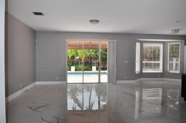 12522 NW 18th Mnr in Pembroke Pines, FL - Building Photo - Building Photo