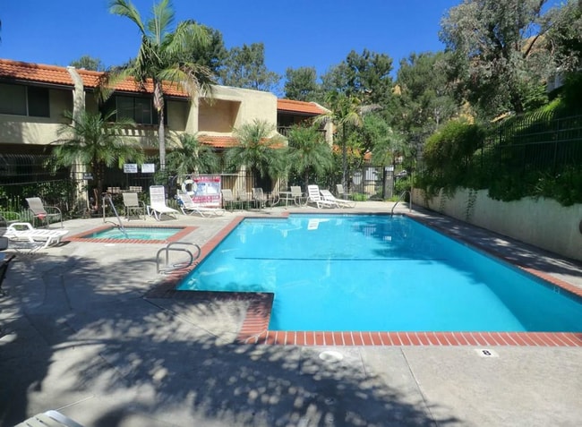 9419 Via Patricia in Burbank, CA - Foto de edificio - Building Photo