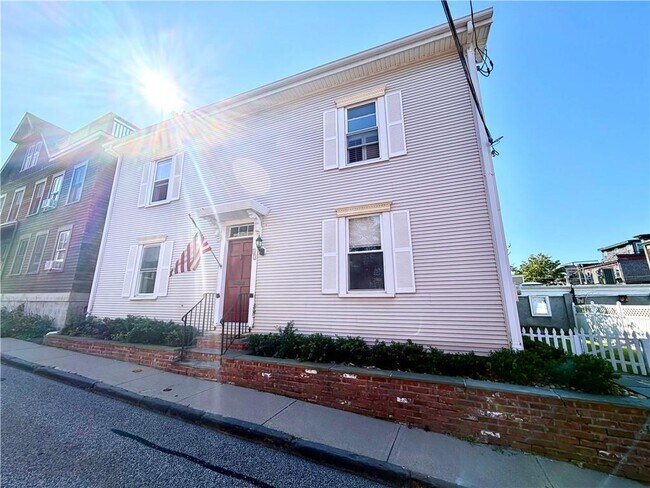13 Holland St