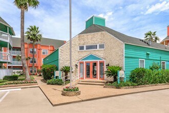 Residence at West Beach in Galveston, TX - Foto de edificio - Building Photo