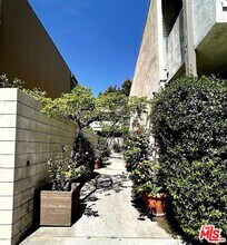 833 Moraga Dr in Los Angeles, CA - Building Photo - Building Photo