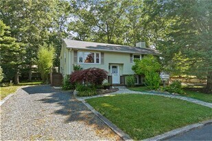 25 Harris Dr in Tiverton, RI - Building Photo