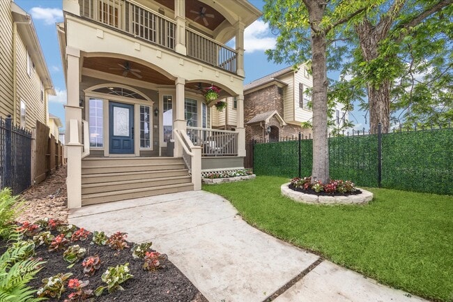 property at 809 W 20th St