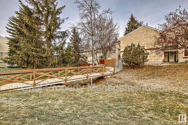 4 C Callingwood Ct NW in Edmonton, AB - Building Photo - Building Photo