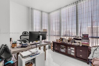 1100 Biscayne Blvd, Unit 2907 in Miami, FL - Foto de edificio - Building Photo