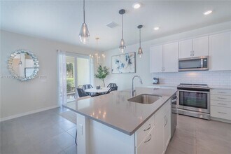 5077 Eucalyptus Dr in Hollywood, FL - Building Photo - Building Photo