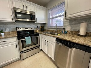 170 Turtle Lake Ct in Naples, FL - Building Photo - Building Photo