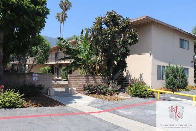 733 W Foothill Blvd in Monrovia, CA - Building Photo - Building Photo