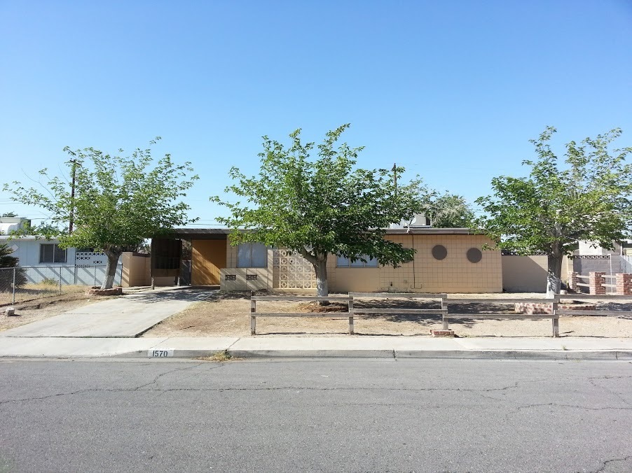 1570 Serenada Ave in Las Vegas, NV - Building Photo