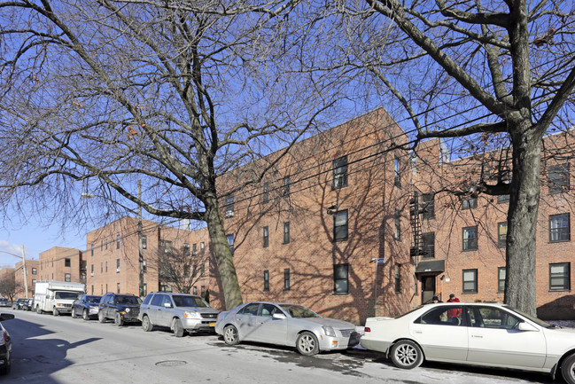 63--19 Austin St in Flushing, NY - Foto de edificio - Building Photo