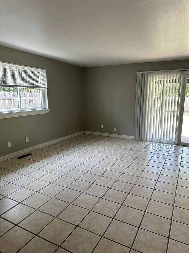 220 W Ridge Rd in Norman, OK - Building Photo - Building Photo