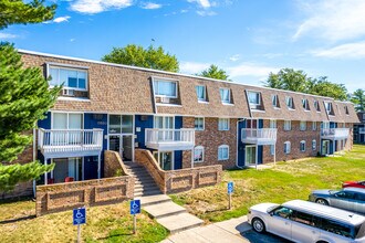 The Hampton Meadows in Des Moines, IA - Building Photo - Building Photo