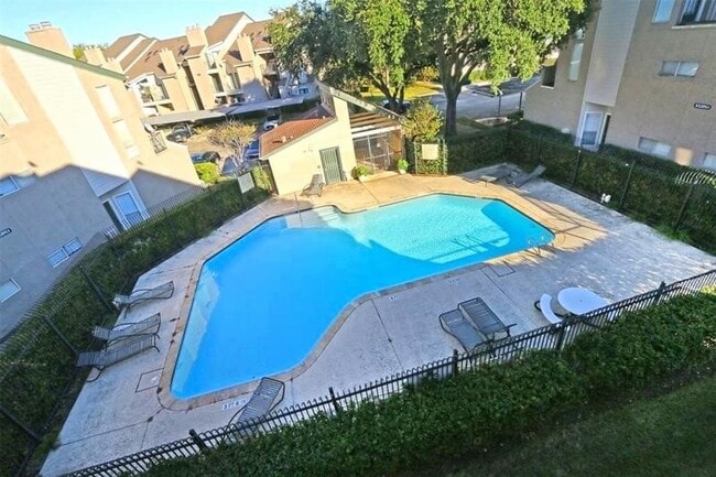 property at 10855 Meadowglen Ln