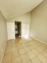 8230 San Jose Manor Dr E, Unit 4 in Jacksonville, FL - Building Photo - Building Photo