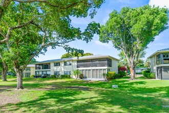 5 Westgate Ln in Boynton Beach, FL - Building Photo - Building Photo