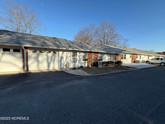 810C Balmoral Ct in Lakewood, NJ - Building Photo - Building Photo