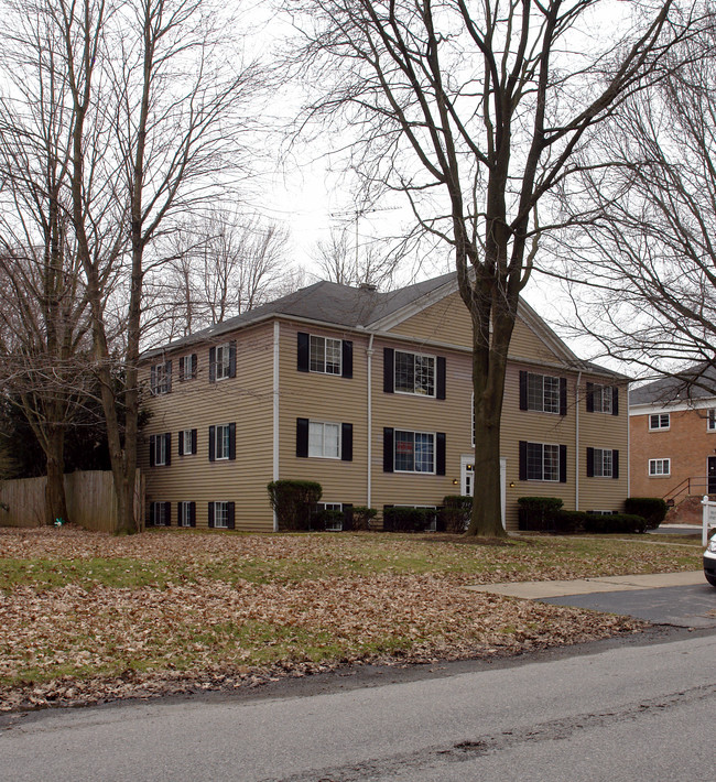 2092 Braewick Dr in Akron, OH - Foto de edificio - Building Photo