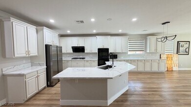 7241 Summer Grove Ave in Las Vegas, NV - Building Photo - Building Photo