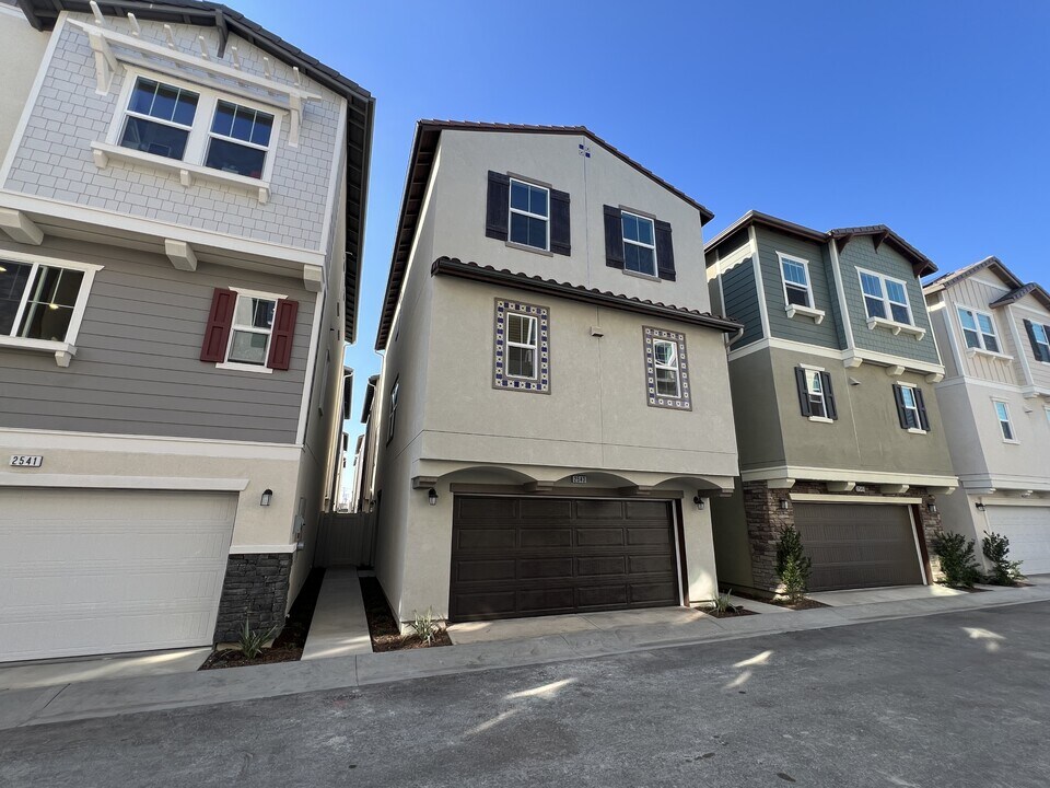 2543 Dorris St in South El Monte, CA - Building Photo